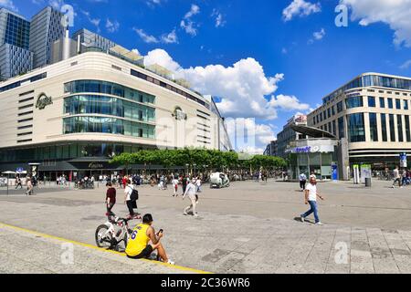 Frankfurt, Deutschland - Juni 2020: Berühmter Marktplatz `Hauptwache` in Frankfurt, an dem viele Menschen an sonnigen Tagen vorbei laufen Stockfoto